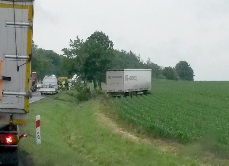 Ciężarówka wypadła z jezdni. Utrudnienia na DK 35 w okolicach Mirosławic (ZDJĘCIA)