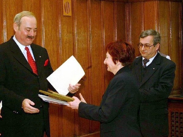 Teresa Szymorowska, dyrektor Wojewódzkiej  Biblioteki Publicznej i Książnicy Miejskiej  dziękując szefowi Nestle Pacific za dar wręcza  mu pamiątkowe ekslibrisy. Podziękowania  darczyńcom złożył w imieniu mieszkańców  regionu marszałek Waldemar Achramowicz.