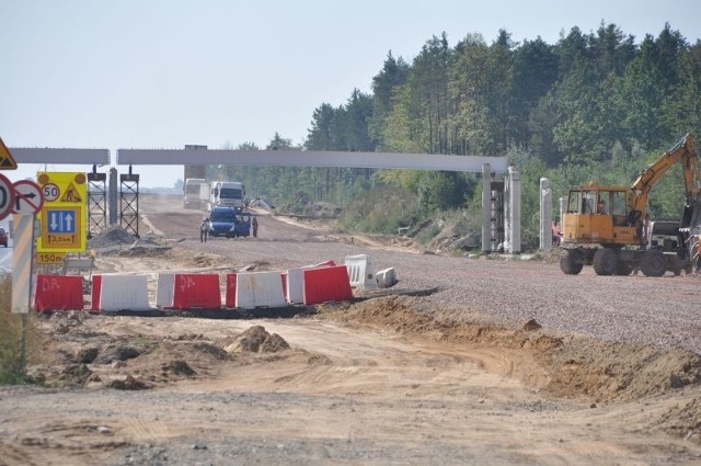 W miejscu, z którego mieszkańcy korzystali idąc do przystanków autobusowych w Baraku, trwa teraz budowa trasy S7. Ludzie muszą podążać więc do Szydłowca...