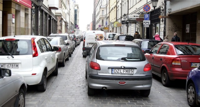 W okolicach wrocławskiego Rynku praktycznie wszędzie trafimy już na strefę płatnego parkowania. Coraz bardziej rozrasta się ona poza ścisłe centrum