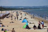 Turyści "zalali" gdańskie plaże. Pierwsi wczasowicze w Brzeźnie i w Jelitkowie. ZDJĘCIA