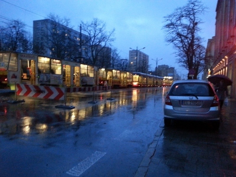 Stały tramwaje na al. Kościuszki. Awaria w popołudniowych godzinach szczytu