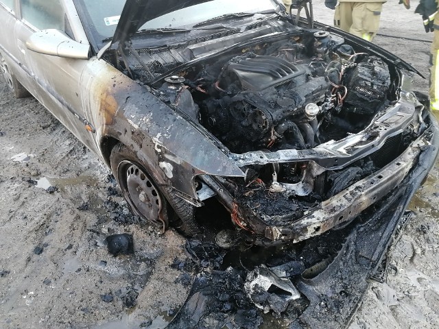 W sobotę przy ulicy Drawskiej w Złocieńcu doszło do pożaru samochodu osobowego. Pojazd uległ całkowitemu spaleniu, na szczęście w środku nikt nie przebywał.MDP OSP Złocieniec facebookZobacz także Pożar auta w Białogardzie
