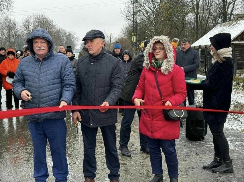 Na tę drogę mieszkańcy czekali całe życie. Ponad 2 km odcinek drogi powiatowej w gminie Rejowiec oddany do użytku. Zobacz zdjęcia