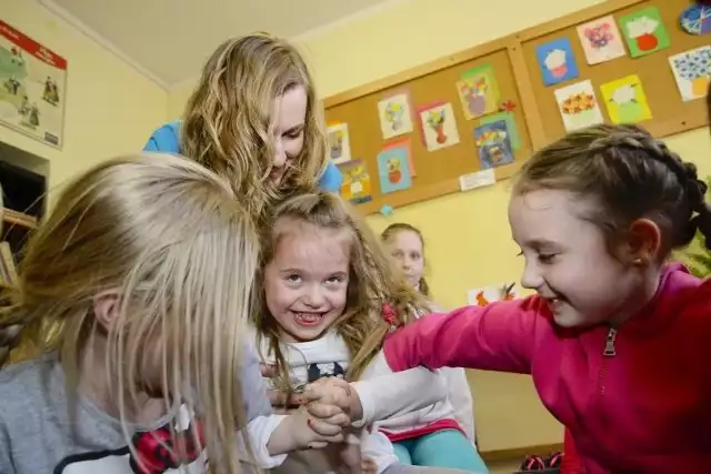 Wychowawczyni Ewa Kraszewska regularnie w świetlicy Szkoły Podstawowej nr 26 organizuje najmłodszym zajęcia plastyczne czy taneczne. Takie działania mają na celu uczyć dzieci umiejętności społecznych, współdziałania w grupie i nawiązywania nowych kontaktów.