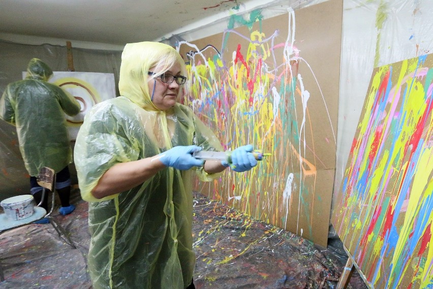Być jak Jackson Pollock. Action painting w szpitalu w przy ul. Abramowickiej [ZDJĘCIA]
