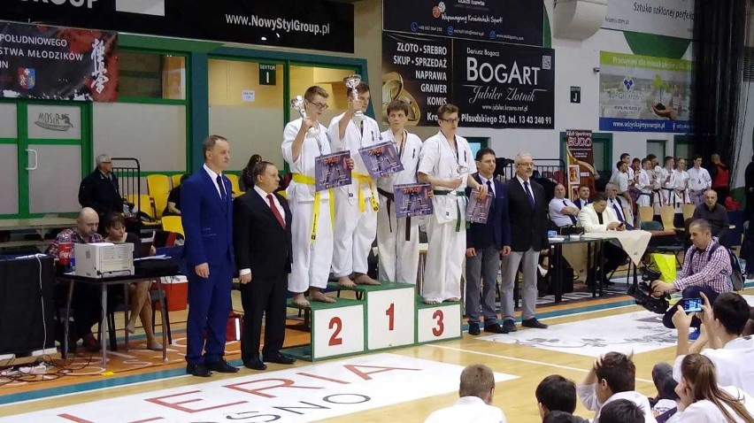 Osiem medali krakowskich i wielickich karateków w Krośnie 