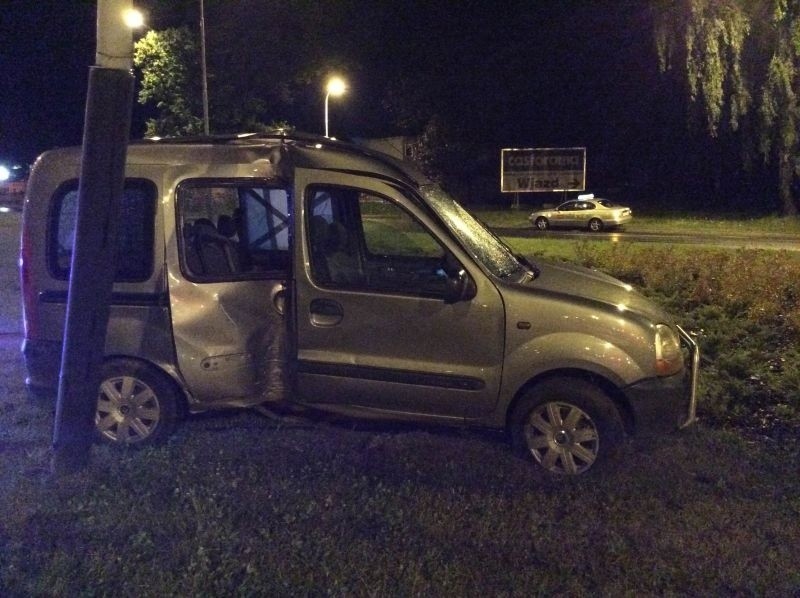 Renault na słupie w pobliżu ronda Biłyka, kierowca uciekł i... wrócił [zdjęcia]