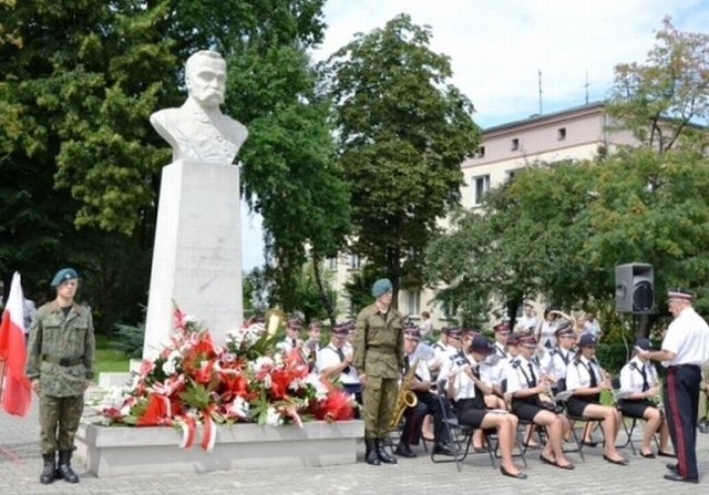 Uczestnicy obchodów 91 rocznicy Bitwy Warszawskiej zgromadzili się pod pomnikiem Marszałka Józefa Piłsudskiego, gdzie złożyli kwiaty. Warte honorową pełnili tam strzelcy ze Związku Strzeleckiego.
