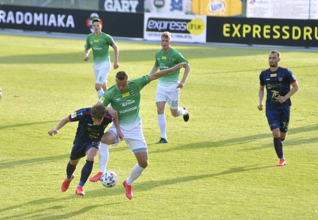 Piłkarze Radomiaka Radom (w zielonych koszulkach) pokonali w niedzielę Sandecję Nowy Sącz 2:1.