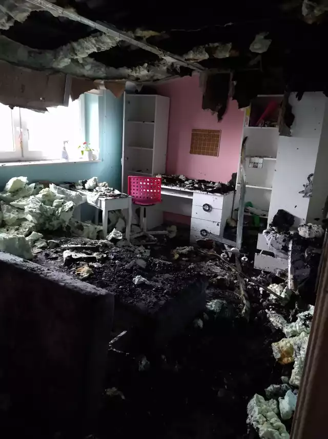 W trakcie pożaru spaliły się pomieszczenia na poddaszu domu w Zalesiu. Rodzina zbiera fundusze na odbudowę.