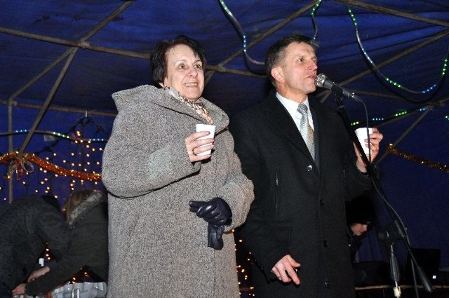 Wacław Szarek, burmistrz Sędziszowa oraz Ewa Kubas Samociuk, przewodnicząca Rady Powiatu Jędrzejowskiego składają życzenia mieszkańcom Sędziszowa.