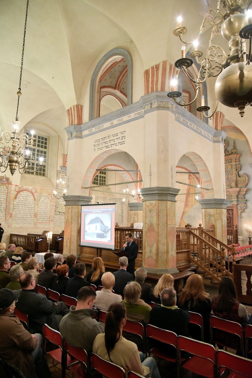 Synagoga w Tykocinie zyskała nowe meble
