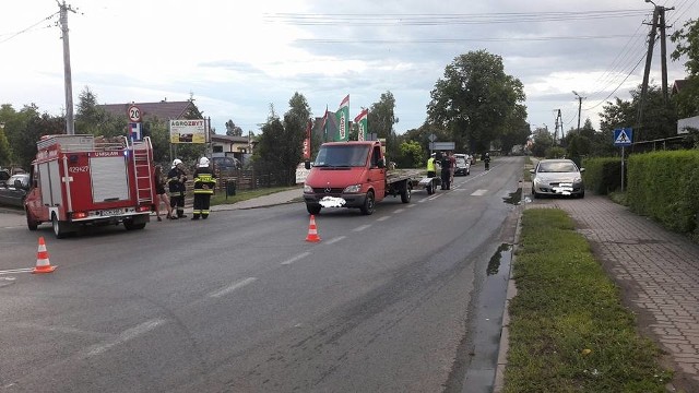 W Unisławiu kierujący dostawczym mercedesem sprinterem potrącił 68-letniego mężczyznę, który- jak wynika ze wstępnych ustaleń - wtargnął na jezdnię. Strażacy udzielili mu pierwszej pomocy, założyli kołnierz ortopedyczny, położyli na nosze i  opatrzyli rany. Po przyjeździe pogotowia lekarz zdecydował o  przetransportowaniu poszkodowanego do szpitala w Toruniu. >> Najświeższe informacje z regionu, zdjęcia, wideo tylko na www.pomorska.pl 