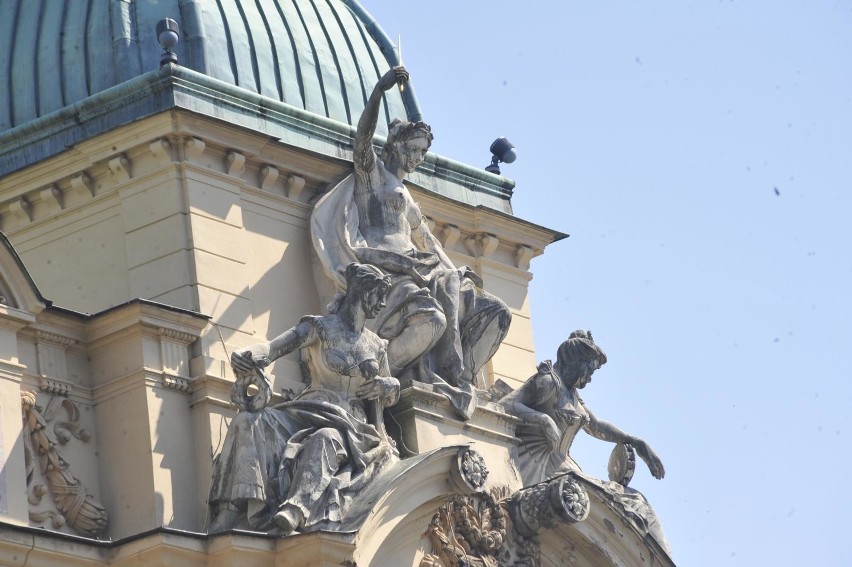 Kraków. Z Teatru Słowackiego spadł fragment rzeźby. Budynek wymaga remontu? 