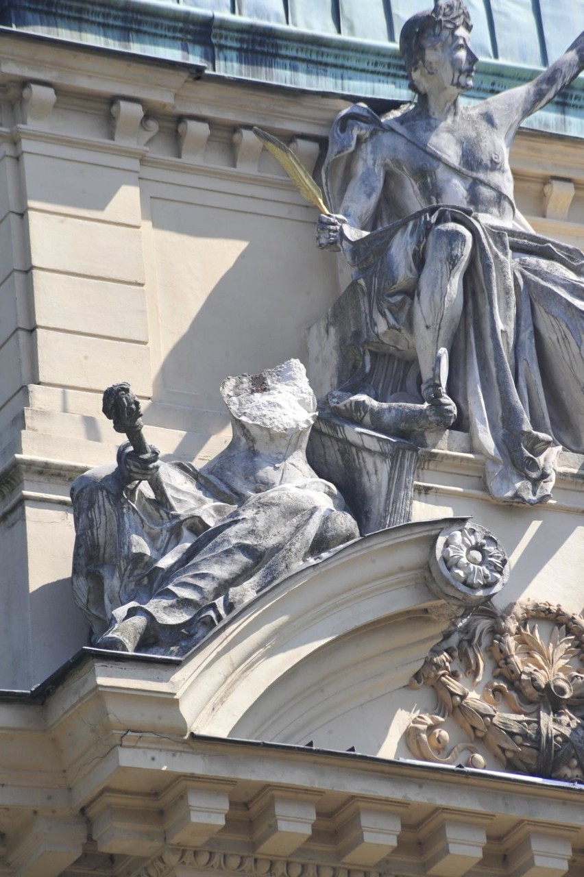 Kraków. Z Teatru Słowackiego spadł fragment rzeźby. Budynek wymaga remontu? 