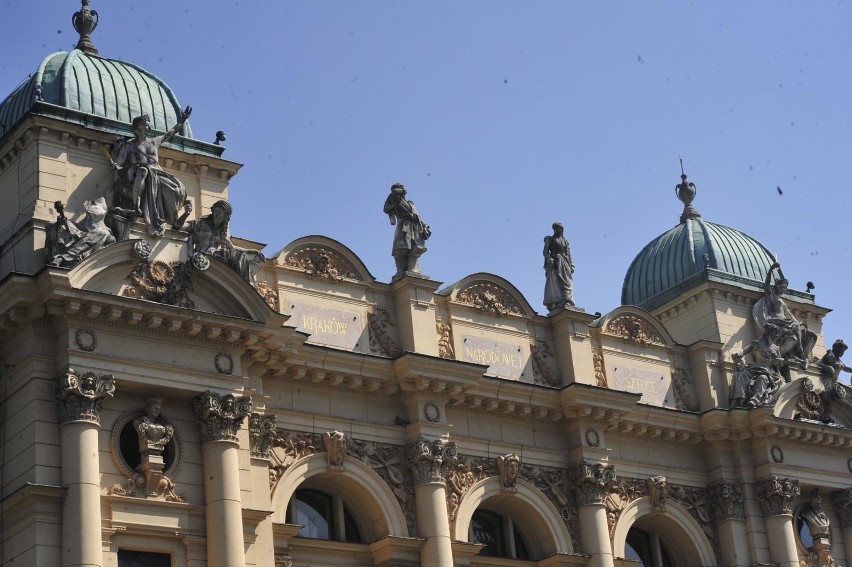 Kraków. Z Teatru Słowackiego spadł fragment rzeźby. Budynek wymaga remontu? 