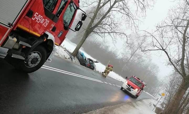 Wypadek w Grabowie, pow. ostrowski. 21.02.2021. Strażacy uwalniali dwie osoby zakleszczone w aucie