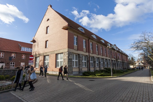 Tadeusz Gralik projektował też budynek biblioteki Uniwersytetu Kazimierza Wielkiego przy Chodkiewicza w Bydgoszczy. Na początku 1992 roku rozpoczęto jej budowę, zmarły był wtedy pracownikiem Biura Projektów Budownictwa Komunalnego, budowy podjęła się firma Budopol z Bydgoszczy.