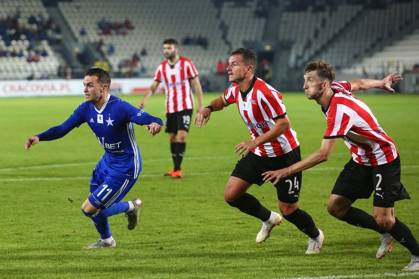 Airam Cabrera (w środku) przyjeżdża do Kielc z Cracovią