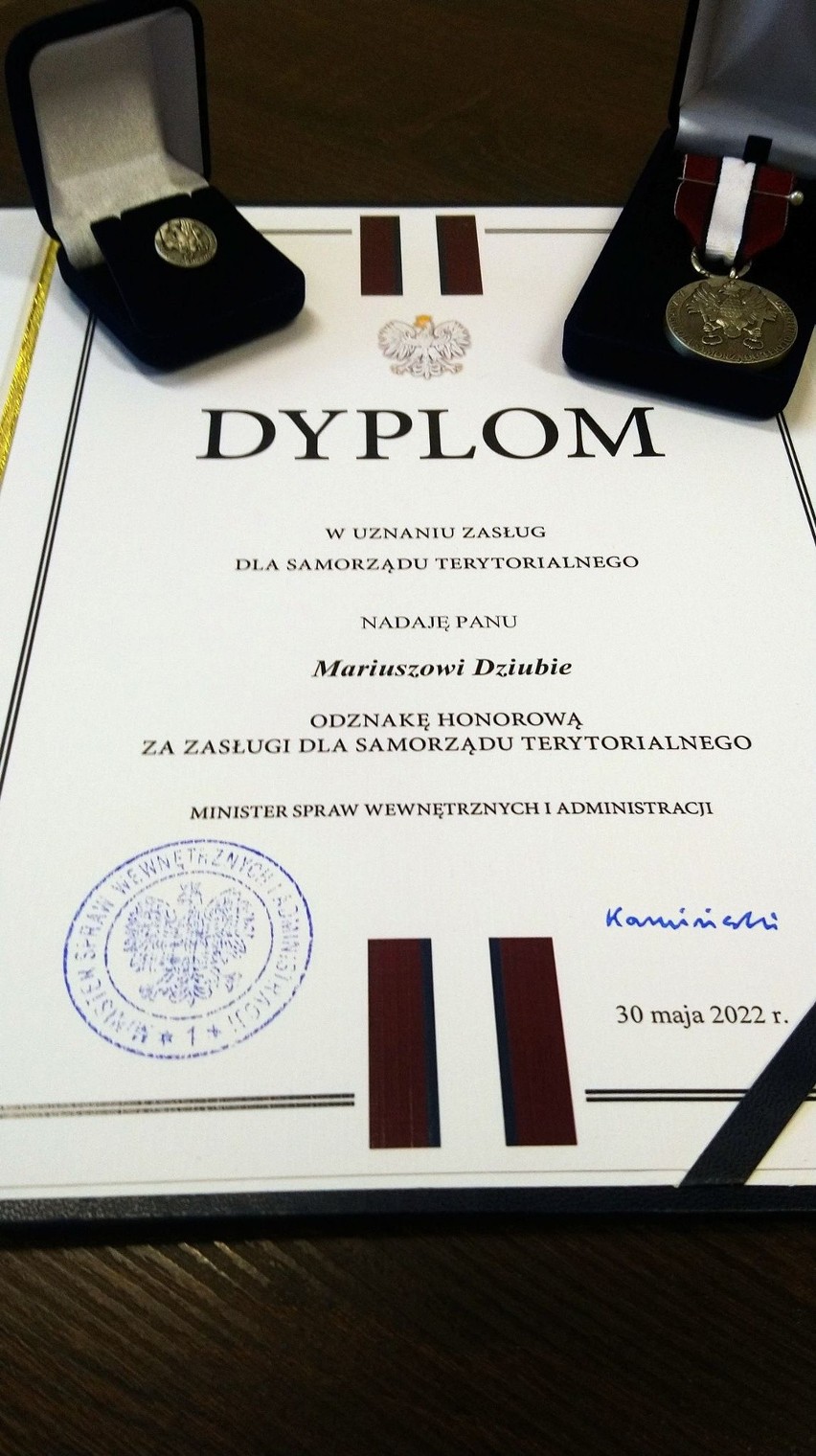 Odznaka honorowa za zasługi dla samorządu dla burmistrza Nowego Miasta nad Pilicą Mariusza Dziuby. Zobaczcie zdjęcia