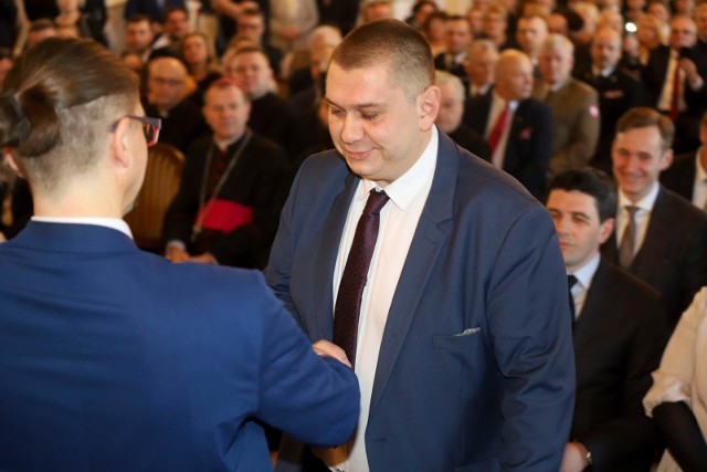 17.11,2020. Inauguracyjna sesja Rady Miasta Białystok kadencji 2018-2023. Tomasz Kalinowski odbiera zaświadczenie o wyborze i skłąda ślubowanie