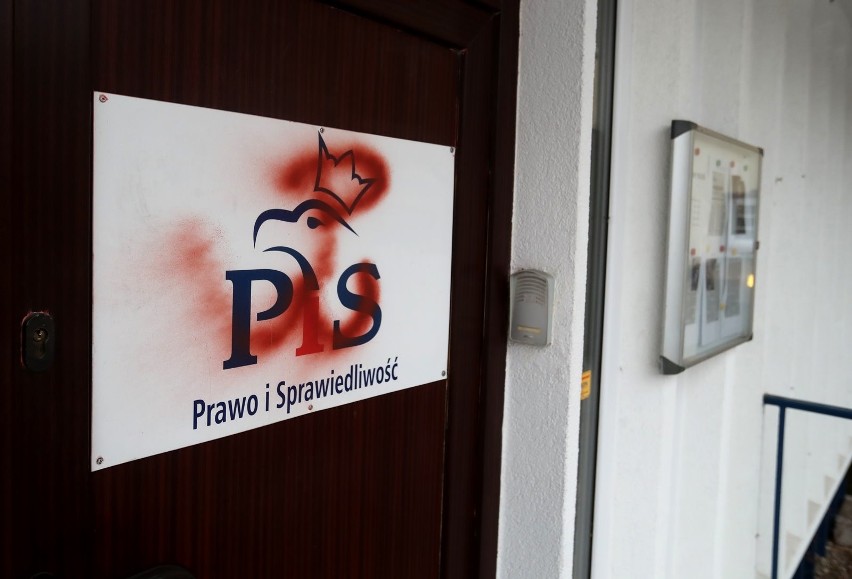 Ktoś pomalował sprayem drzwi biura PiS w Szczecinie. To już kolejny raz [ZDJĘCIA, WIDEO]