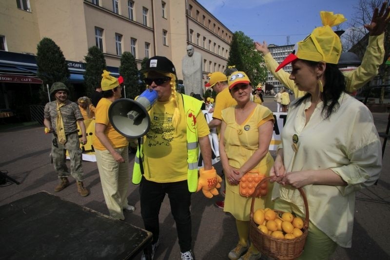 Żółta Alternatywa żąda uwolnienia kaczki! Happening w pasażu Schillera