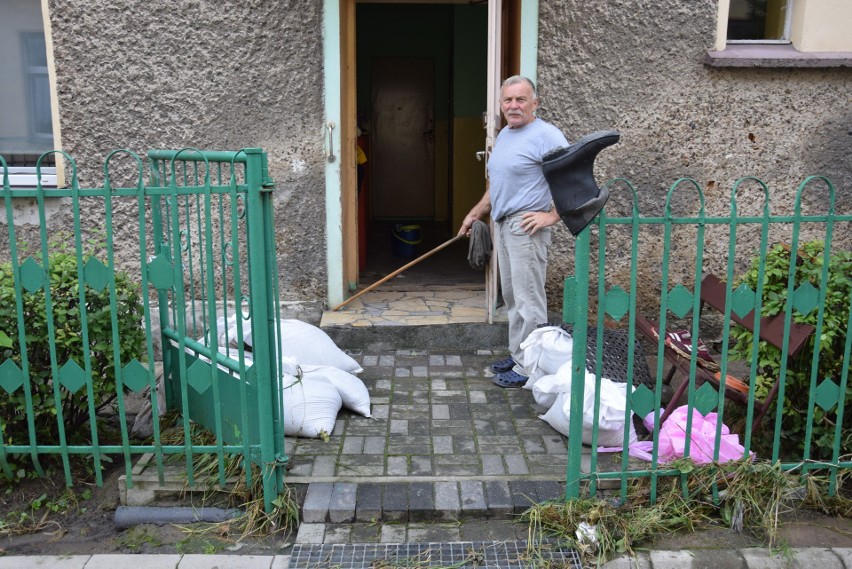 Biskupów w gminie Głuchołazy sprząta po powodzi i liczy straty
