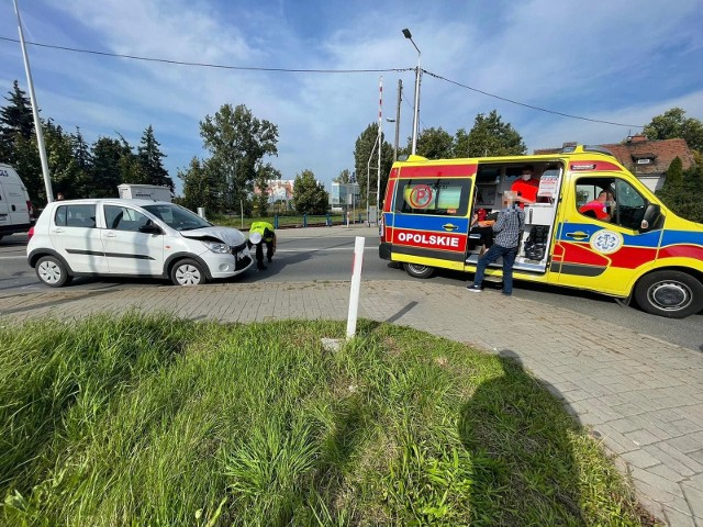 Wypadek na przejeździe kolejowym w Opolu przy ul. Częstochowskiej. Z pierwszych ustaleń wynika, że jedna osoba została poszkodowana. Pomocy jej udzielił Zespół Ratownictwa Medycznego.