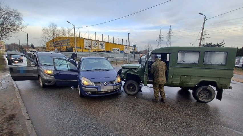 Wypadek trzech samochodów: wojskowego auta terenowego i...