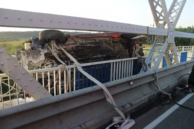 Auto utknęło pomiędzy balustradą a przęsłami mostu na ciągu przeznaczonym dla pieszych. Pasażer zginął na miejscu, kierowca z obrażeniami ciała trafił do szpitala
