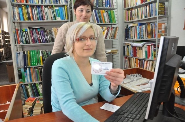 Dorota Markiewicz i Anna Makówka prezentują karty, jakie otrzymuje obecnie każdy z czytelników koneckiej biblioteki.