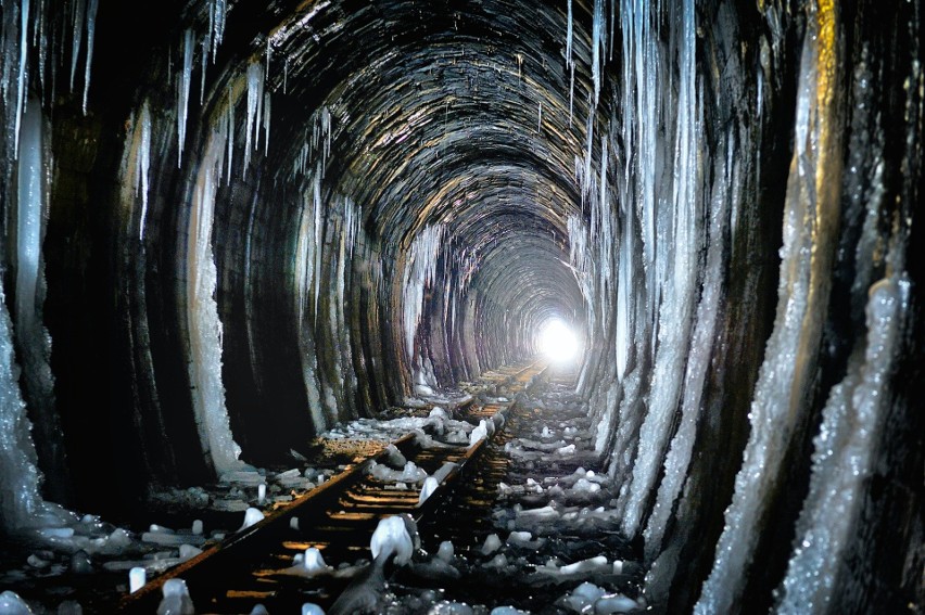 Bajkowo zamarznięty tunel kolejki wąskotorowej w Szklarach w gminie Hyżne. Ma aż 602 metry [ZDJĘCIA]