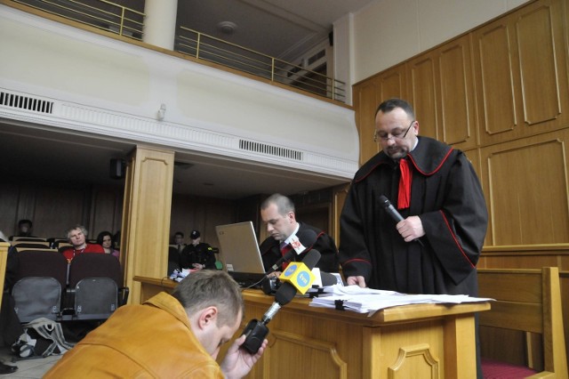 Kwiecień 2009 rok. Prokurator Robert Kiełek odczytuje akt oskarżenia przeciwko Henrykowi Stokłosie. Tego procesu jednak nie dokończy