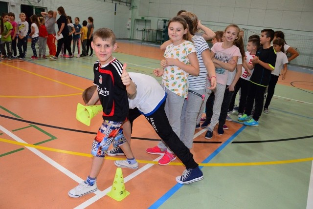 Uczniowie wszystkich klas Szkoły Podstawowej w Bobolicach wzięli udział w imprezie sportowej, zorganizowanej przez koszalińskie Starostwo Powiatowe w ramach programu profilaktyki nowotworowej „Zwalczamy nowotwory"