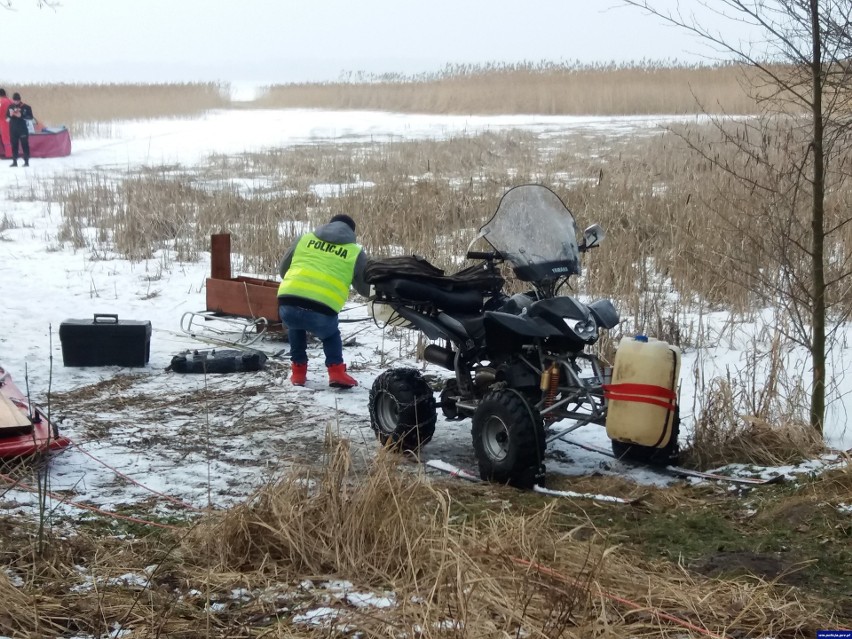 Mężczyzna, który wcześniej kierował quadem wyszedł z wody i...