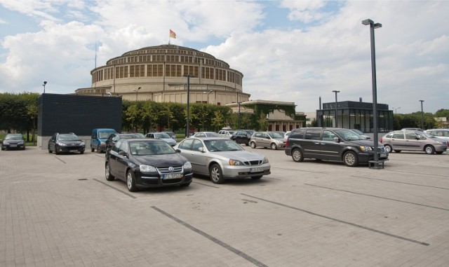 09.08.2014 wroclaw hala ludowa stulecia parkowanie parking zakaz parkowania ..fot. janusz wojtowicz / polskapresse gazeta wroclawska