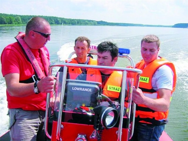 Strażacy podczas wczorajszych testów nowej łodzi na Jeziorze Rajgrodzkim. Za sterami maszyny zasiadł Mariusz Laskowski.