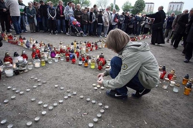 Wczoraj na rzeszowskim stadionie kibice odmówili różaniec w intencji Lee Richardsona i zapalili kolejne znicze.