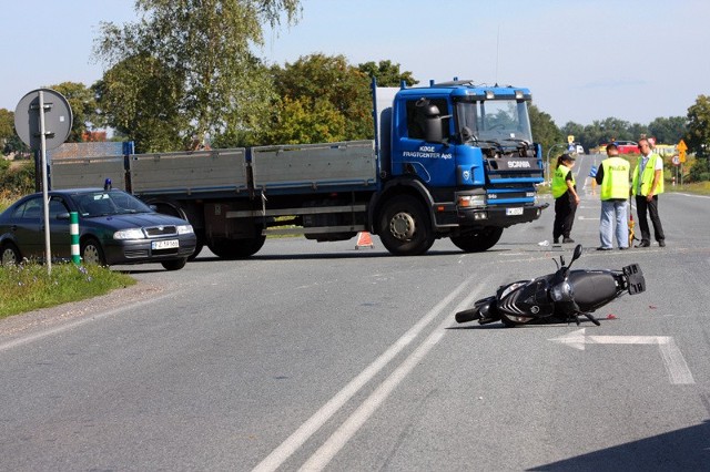 Motocyklista jechał krajową "trójką&#8221; na wysokości Sulechowa. Na skrzyżowaniu ze skrętem do miejscowości Kije został uderzony przez ciężarową scanię.