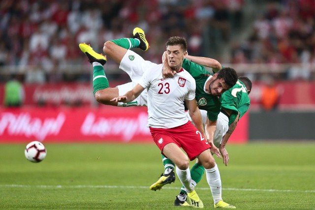 W meczu towarzyskim Polska zremisowała z Irlandią 1:1 (0:0). Biało-czerwoni długo przegrywali po golu Aidena O'Briena (53). Wyrównał w końcówce Mateusz Klich (87). Selekcjoner Jerzy Brzęczek w porównaniu z meczem przeciwko Włochom dokonał kilku roszad w składzie oraz zmienił taktykę. Robert Lewandowski był rezerwowym, a Piotr Zieliński oglądał mecz z trybun.  Zmiennicy zagrali dużo słabiej i nie potrafili poradzić sobie z dobrze zorganizowaną defensywą rywali. Warto zaznaczyć, że Jakub Błaszczykowski zagrał 102 mecz w reprezentacji i wyrównał rekord Michała Żewłakowa. Kolejny mecz, już w ramach Ligi Narodów, Polacy rozegrają z Portugalią 11 października na Stadionie Śląskim w Chorzowie.