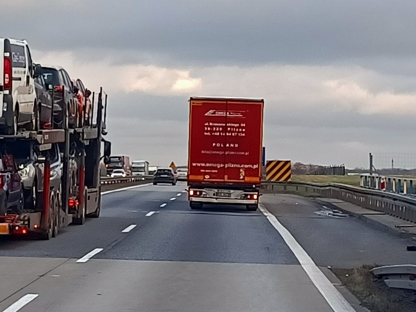 Wypadek trzech ciężarówek na autostradzie pod Wrocławiem