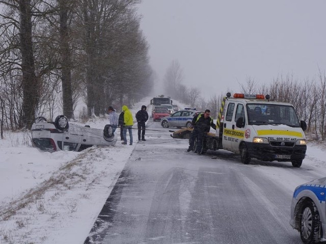 W niedzielę na Pomorze Środkowe wróciła zima. O tym, jak niebezpieczne warunki panują na drogach przekonał się kierowca Opla Corsy, który w Wartkowie wpadł do rowu.