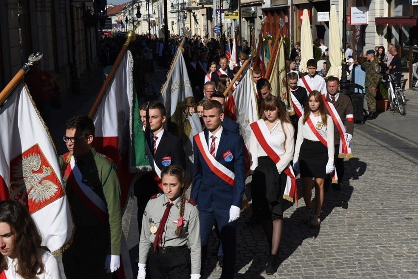 Nowy Sącz. Tłumy sądeczan na powtórnym pochówku gen. Bronisława Pierackiego