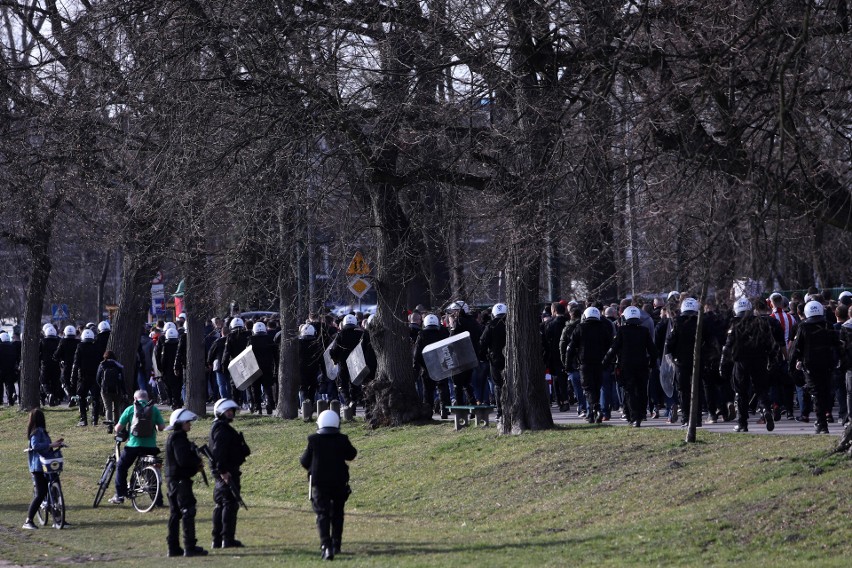 Kibice Cracovii w drodze na derby. Przemarsz na stadion Wisły