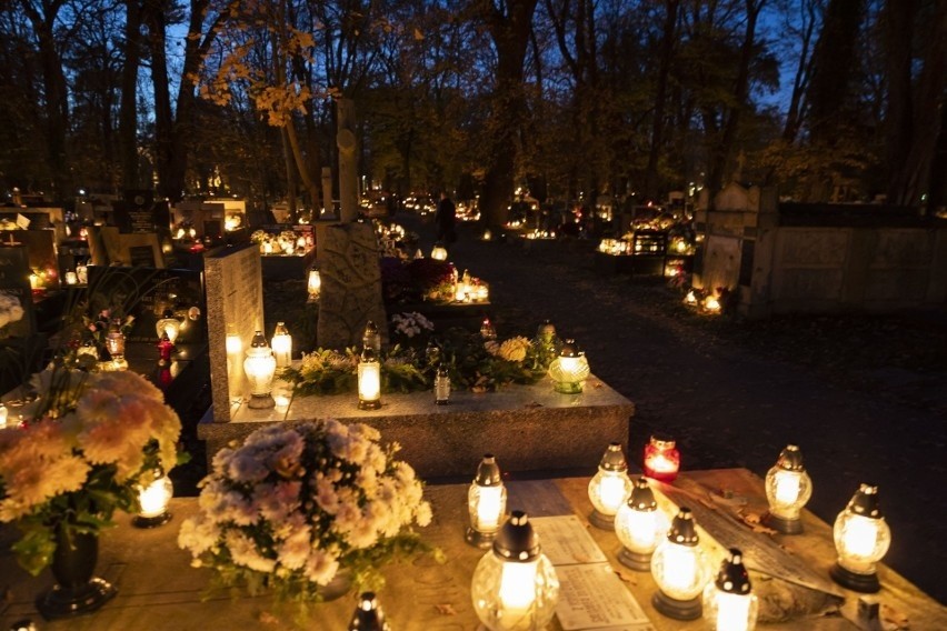 „Blask zniczy na cmentarzach to przepiękny obraz światła, które chcemy dać duszom, które są w czyśćcu." Rozmowa z księdzem Marcinem Naporą