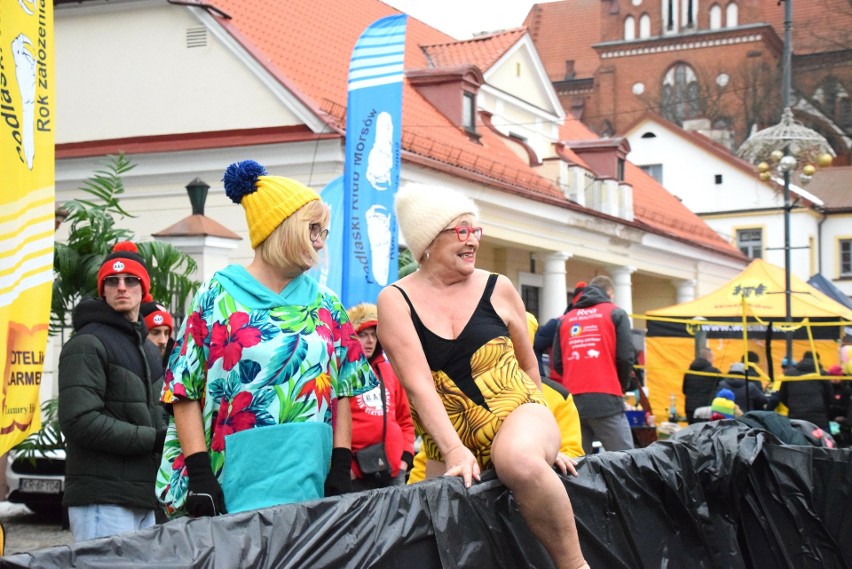 Morsowanie na Rynku Kościuszki w Białymstoku. Podlaskie morsy wsparły finał Wielkiej Orkiestry Świątecznej Pomocy