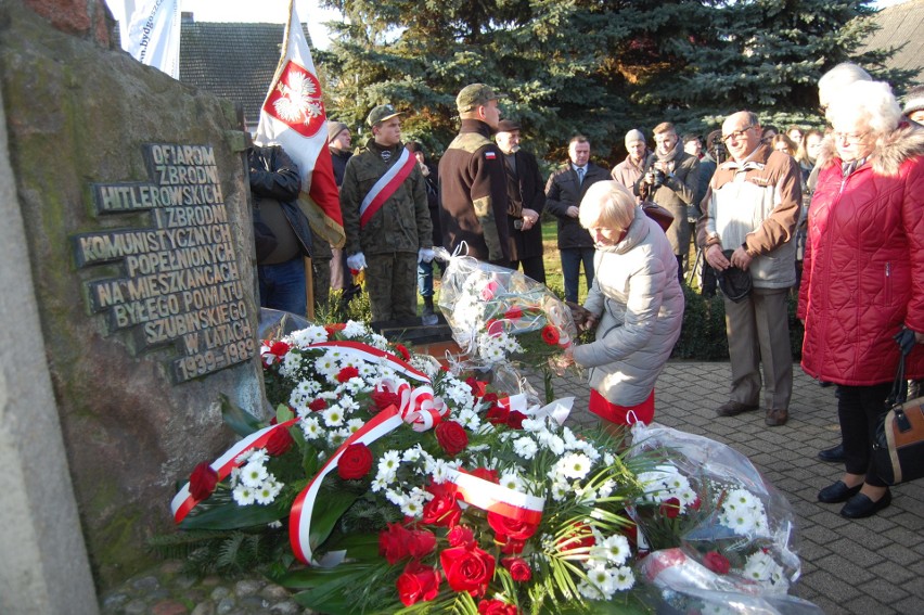 Złożenie kwiatów pod pomnikiem na pl. Kościelnym w Szubinie