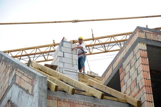 W budynku z mieszkaniem dla Czytelnika "Porannego" rozpoczęły się prace związane z wykonaniem więźby dachowej. Na początku października dach powinien być gotowy.